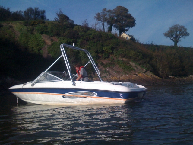  Nuestros conductores se asegurarán de que pases un ramarro agradable en el agua 
